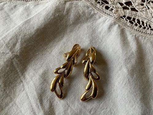 Monet clip on oorbellen Vintage, Sieraden, Tassen en Uiterlijk, Oorbellen, Gebruikt, Overige materialen, Goud, Ophalen of Verzenden