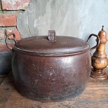Oude ketel pot pan met deksel peper- en zoutstel *Etage3*  