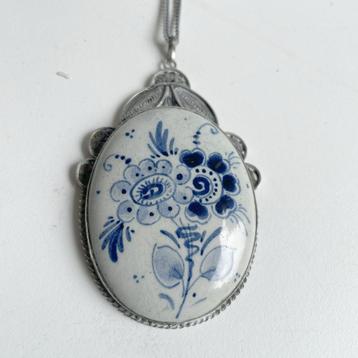 hanger Delft porselein met filigrain zilveren versiering beschikbaar voor biedingen