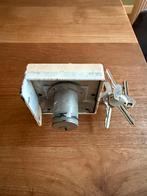 Oud Opdekslot met 4 Sleutels 10cm breed hoog en diep, Ophalen of Verzenden, Gebruikt, IJzer, Slot