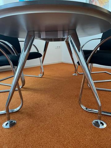 tafel met uniek onderstel ( eettafel designtafel bureau) beschikbaar voor biedingen