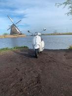 Vespa / Wit / Blauw kenteken, Fietsen en Brommers, Scooters | Vespa, Benzine, Overige modellen, Zo goed als nieuw, Ophalen