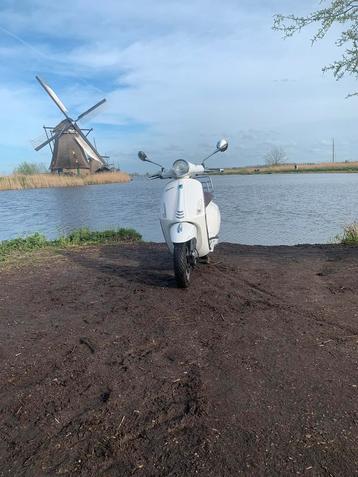 Vespa / Wit / Blauw kenteken