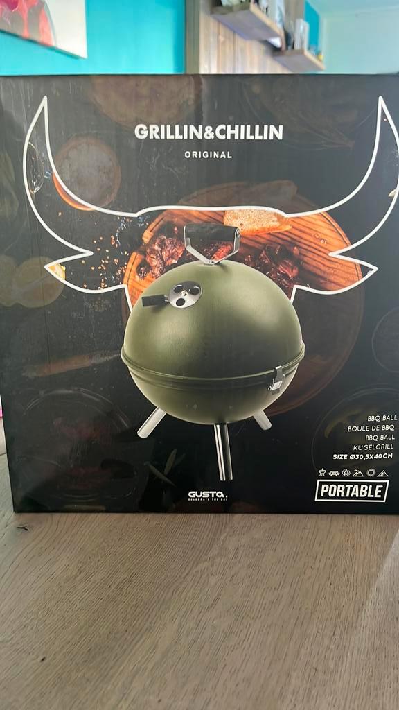 NIEUW in doos: Gusta BBQ Ball - Grillin & Chillin - Groen, Tuin en Terras, Houtskoolbarbecues, Nieuw, Ophalen of Verzenden