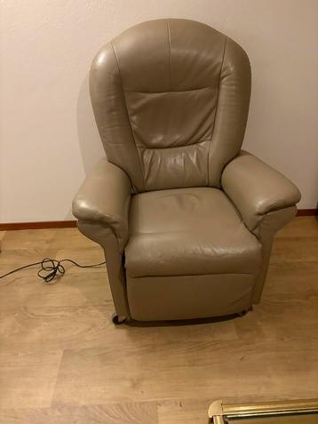 Electrisch verstelbare fauteuil beschikbaar voor biedingen