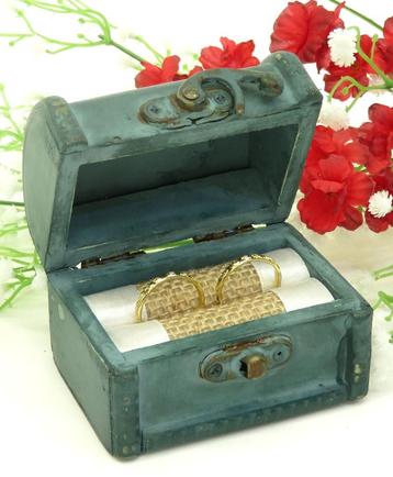 Mooi groen 'Oud look' houten hutkoffer trouwringen doosje. beschikbaar voor biedingen