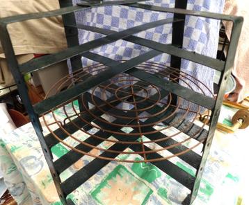 oud bakkersrek/ vlaaienrek metaal/ winkelrek beschikbaar voor biedingen