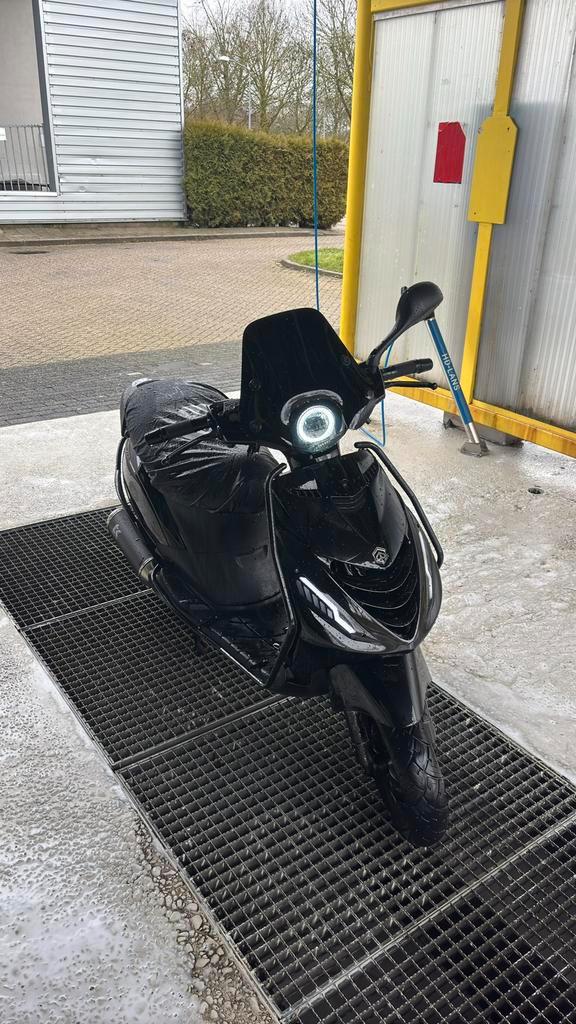 Piaggio zip 50cc turbokit, Fietsen en Brommers, Scooters | Piaggio, Zo goed als nieuw, Zip, Benzine, Ophalen
