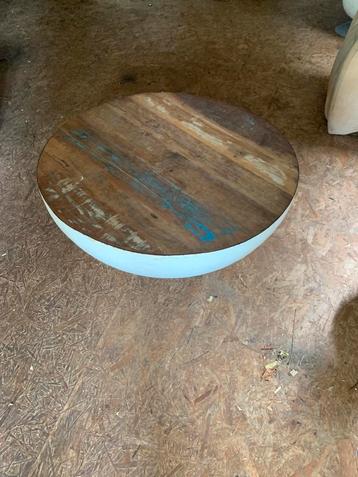 Tafel.  Bolw beschikbaar voor biedingen