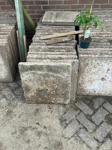 Gebruikte betontegels 50x50, 30x30 nokkentegels beschikbaar voor biedingen