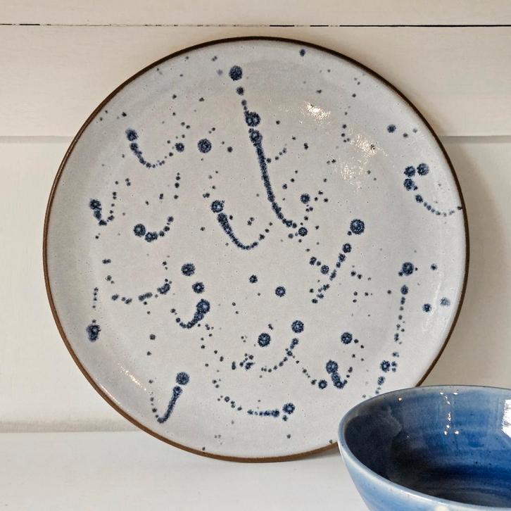 Aardewerk bord met blauwe spetters, Huis en Inrichting, Keuken | Servies, Zo goed als nieuw, Bord(en), Overige stijlen, Aardewerk