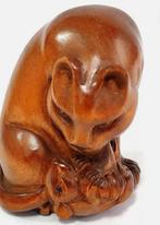 Hardhouten Netsuke van een kat met een muis Japan, Ophalen of Verzenden