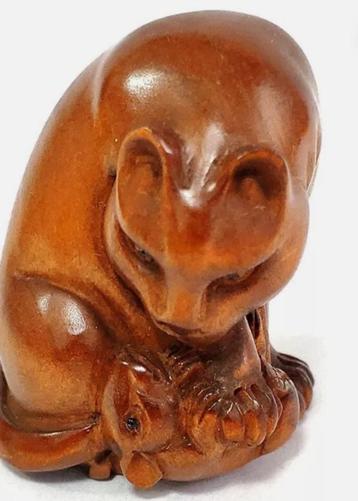 Hardhouten Netsuke van een kat met een muis Japan beschikbaar voor biedingen