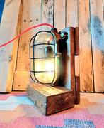 Unieke lamp gemaakt van vintage buitenverlichting., Huis en Inrichting, Ophalen of Verzenden, Zo goed als nieuw, Hout, Minder dan 50 cm