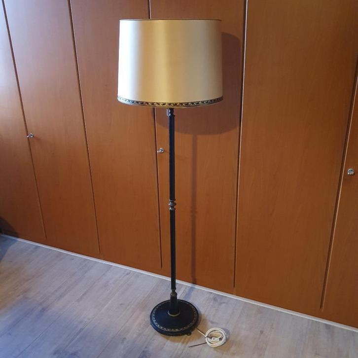 Vintage - Vloerlamp - Staande lamp - Met Leder omkleed -1950, Huis en Inrichting, Lampen | Vloerlampen, Gebruikt, 100 tot 150 cm