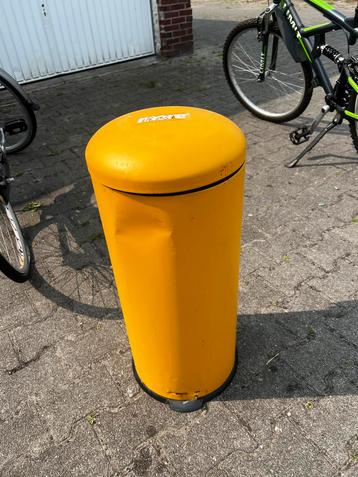 Prullenbak met klein deukje beschikbaar voor biedingen