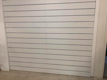 Winkel inventaris: Wand Lamellen Etalage beschikbaar voor biedingen