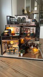 Huisje met verlichting !, Ophalen of Verzenden, Zo goed als nieuw, Poppenhuis