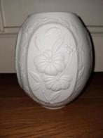 M. Frey. Kaiser Germany biscuit porselein vaas. 15cm hoog., Huis en Inrichting, Overige kleuren, Aardewerk of Porselein, Ophalen of Verzenden
