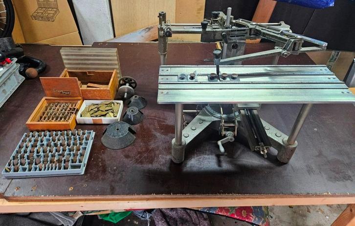 Graveer machine , verschillende  letter types en sjablonen, Doe-het-zelf en Verbouw, Gereedschap | Freesmachines, Zo goed als nieuw