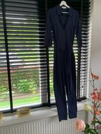 Beeldschone blauwe jumpsuit travelstof maat M in nieuwstaat!, Ophalen, Nieuw, Maat 38/40 (M), Blauw