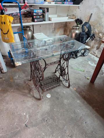 Antiek naaimachine onderstel met glazen blad beschikbaar voor biedingen
