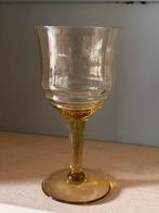 Antiek frans wijnglas in lichte amberkleur, Antiek en Kunst, Antiek | Glas en Kristal, Ophalen of Verzenden