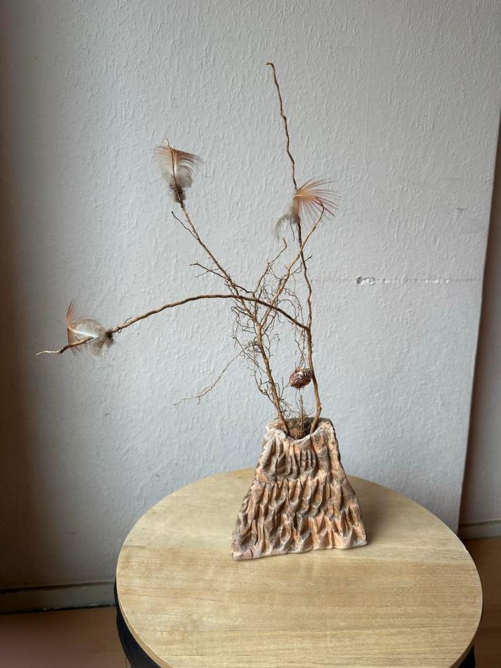 Decoratieve vaas met veren en takken, Huis en Inrichting, Woonaccessoires | Vazen, Zo goed als nieuw, Overige kleuren, 50 tot 75 cm