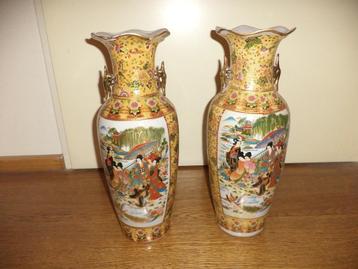 2 Chinese vazen  beschikbaar voor biedingen