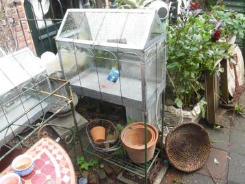 Antiek model kas kasje En veel meer tuinijzer tuinvazen enz beschikbaar voor biedingen