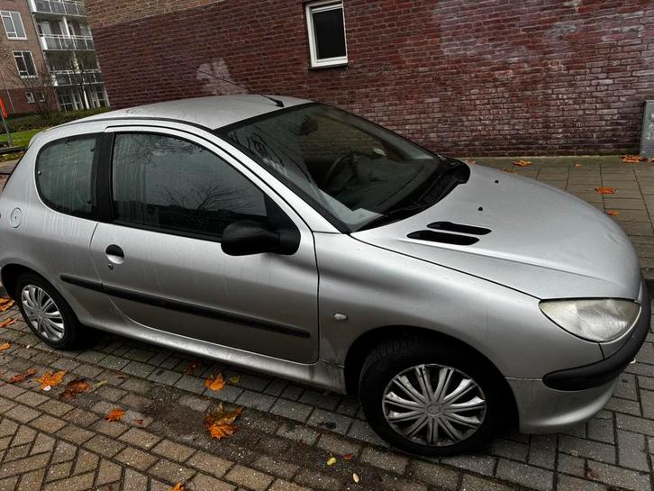 Peugot 206, Auto's, Peugeot, Particulier, Airbags, Elektrische ramen, Radio, Benzine, Overige carrosserieën, Handgeschakeld, Zilver of Grijs