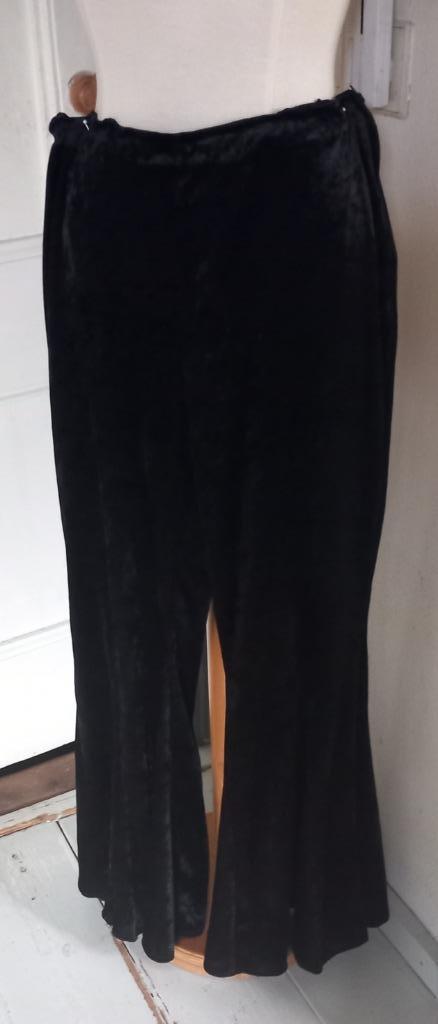 velour gothic broek laughing Vampire  l/xl elastische taille, Kleding | Dames, Broeken en Pantalons, Zo goed als nieuw, Maat 42/44 (L)