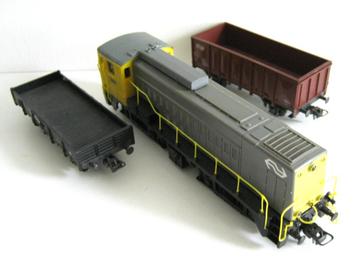Roco Ho loc serie 2200 van de NS met twee wagons beschikbaar voor biedingen