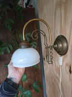 Vintage Wandlamp met opaline Glazen Kap, Huis en Inrichting, Ophalen of Verzenden, Gebruikt, Glas, Vintage