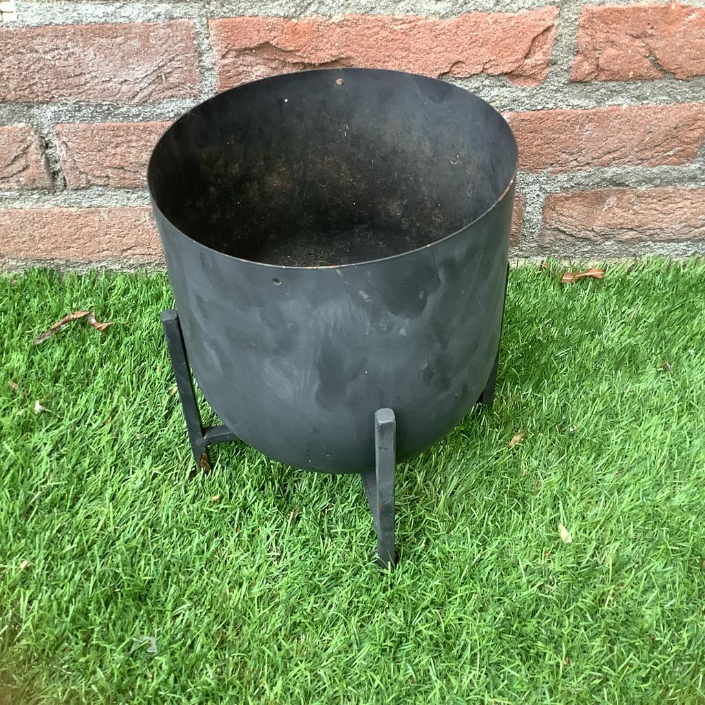 Zwarte metalen bloempot met standaard, Tuin en Terras, Ophalen of Verzenden, Zo goed als nieuw