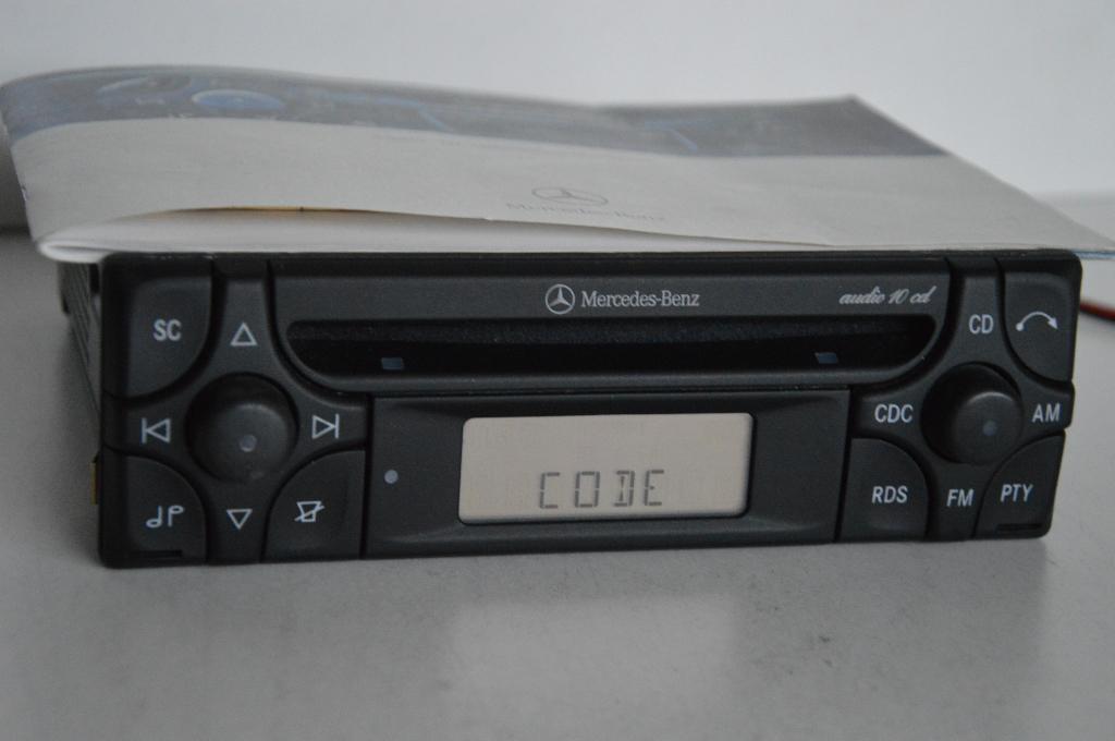 MERCEDES-BENZ  AUDIO  10 CD, Auto diversen, Autoradio's, Ophalen of Verzenden, Zo goed als nieuw