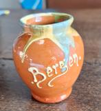 Katwijk keramiek vaasje met opschrift Bergen, Ophalen of Verzenden