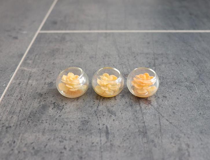 Plant in glazen kom plantje miniatuur nieuw 1:12 Geel, Verzamelen, Poppenhuizen en Toebehoren, Nieuw, Decoratie, Ophalen of Verzenden