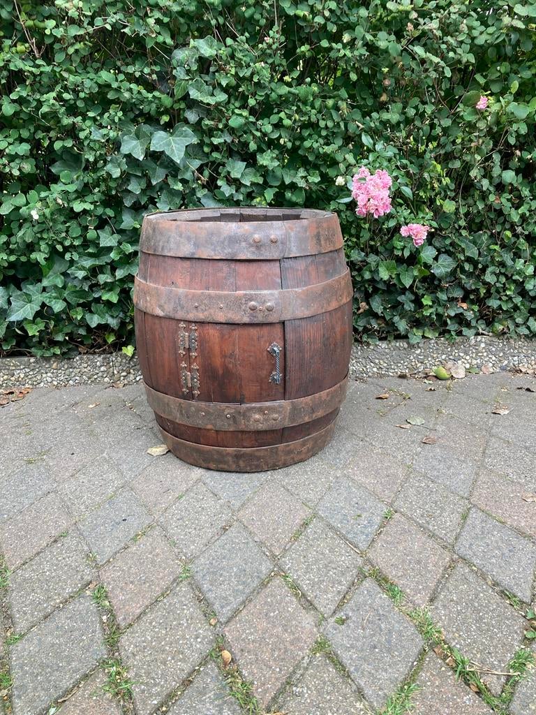 Antiek wijn bier vat met deurtje, Ophalen