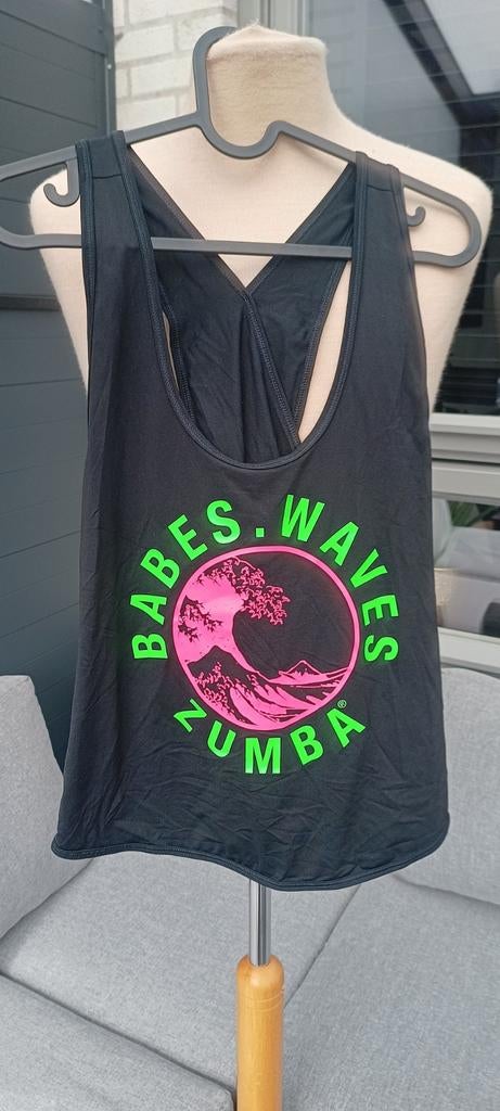 Mooie zwarte Zumba top met rose/groene opdruk maat S zgan, Ophalen, Zo goed als nieuw, Maat 38/40 (M), Zwart