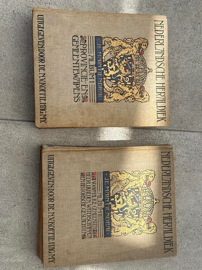 Nederlandsche Heraldiek Album 1 & 2 - Compleet, Boeken, Ophalen of Verzenden, 20e eeuw of later, Gelezen