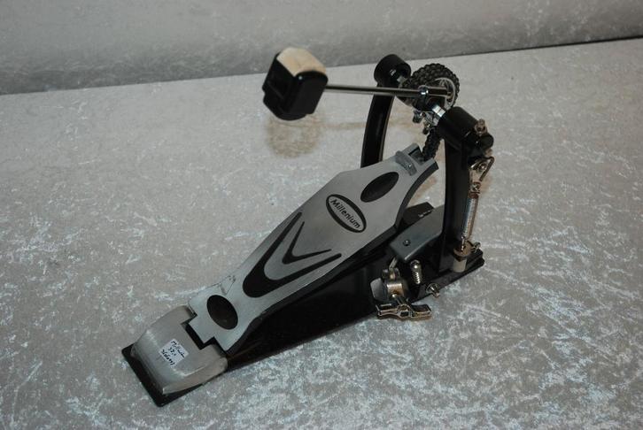 Millenium basdrumpedaal   <26260497>, Muziek en Instrumenten, Instrumenten | Onderdelen, Gebruikt, Drums of Percussie, Ophalen of Verzenden