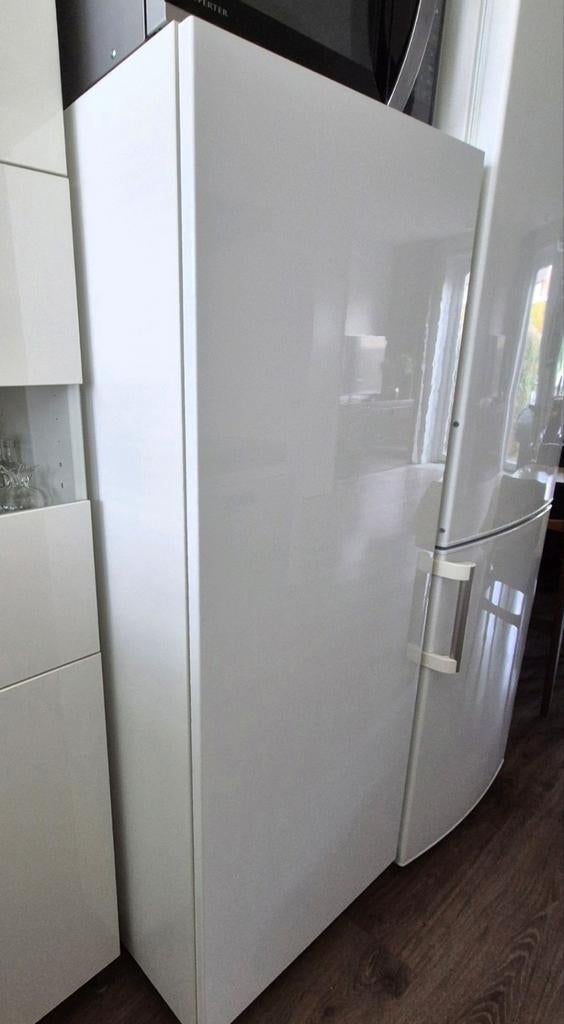 Ringhult hoogglans witte deur 140x60cm met Utrusta beslag., Huis en Inrichting, Keuken | Keukenelementen, Ophalen, 50 tot 100 cm