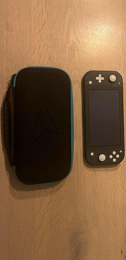 Nintendo Switch Lite Grijs + Hoes, Spelcomputers en Games, Games | Nintendo Switch, Gebruikt, Avontuur en Actie, 1 speler, Vanaf 7 jaar