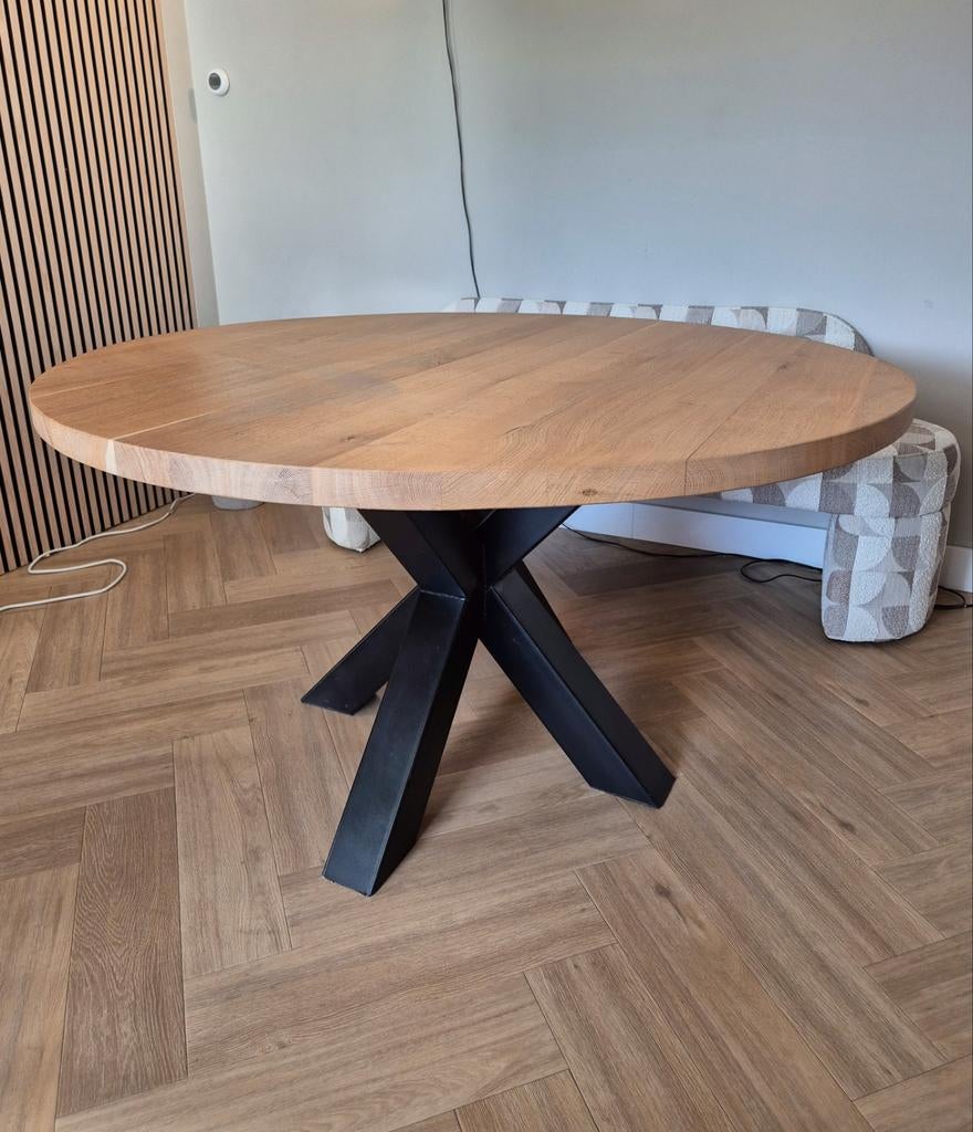 Ronde eiken eettafel met stalen zwarte kruispoot (Loods5), Huis en Inrichting, Tafels | Eettafels, Ophalen, Scandinavisch, Zo goed als nieuw