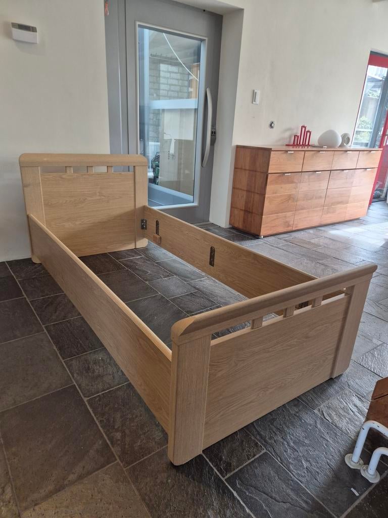 Gratis Bedframe met wielen  90x200 senioren, Ophalen