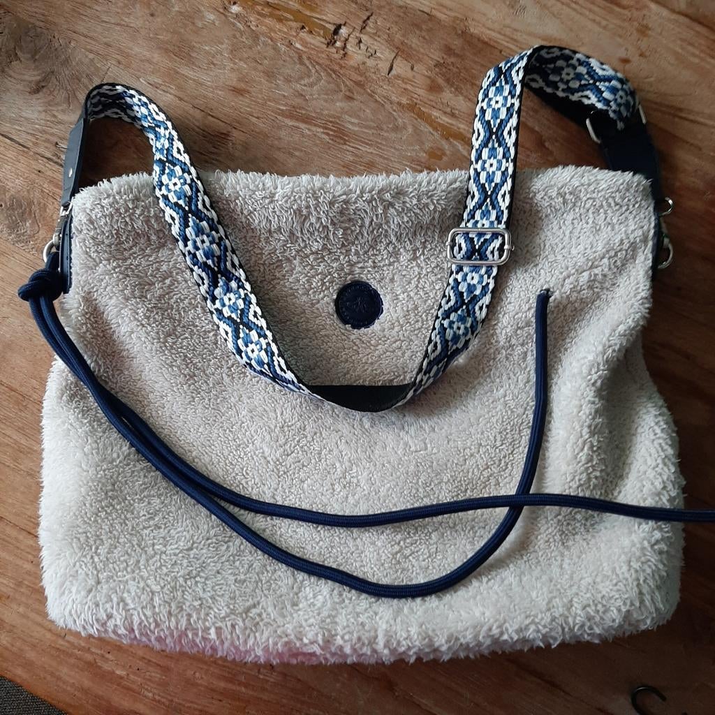 HV Society fluffy schoudertas kleur Kit
- B 45 x H 37 cm, Ophalen of Verzenden, Zo goed als nieuw, Overige merken