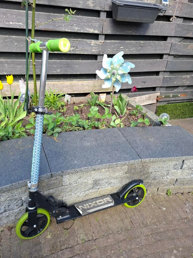 Stevige aluminium, verstelbare en opklapbare step merk Nixor, Fietsen en Brommers, Steps, Gebruikt, Gewone step, Ophalen of Verzenden