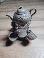 Theeservies met theepot, kopjes en schotels op rek, Keramiek, Ophalen of Verzenden, Zo goed als nieuw, Overige stijlen