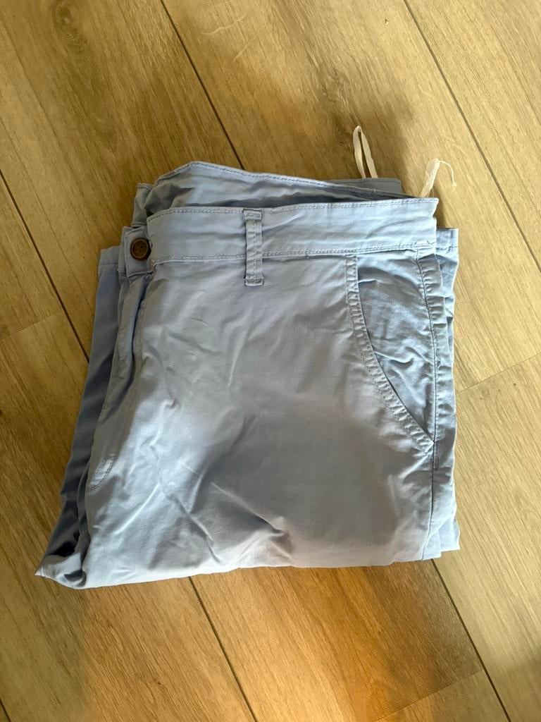 Lichtblauwe korte broek, Ophalen of Verzenden, Zo goed als nieuw, Overige maten, Blauw